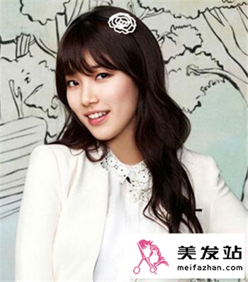 中长卷发怎么扎发型好看 裴秀智演绎时尚甜美扎发