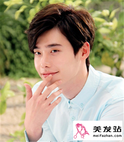 潮流的蓬松定位男生烫发 时尚潮流必备