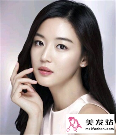 秋季时尚披肩长发显魅力 时尚发型轻松打造女神气质