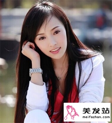 长发女生唯美直发发型 冬季约会必选发型