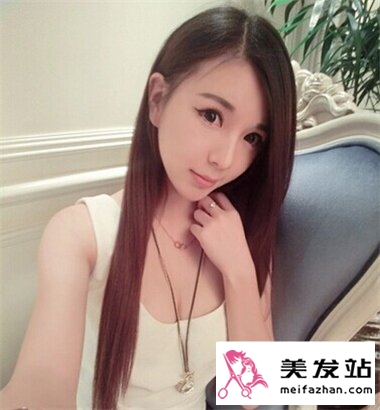 长发女生唯美直发发型 冬季约会必选发型