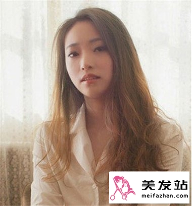 时尚秋季中长卷发发型 流行发型打造气质美女
