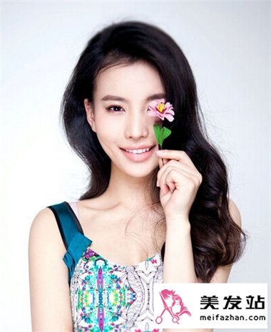 清新女生长卷发造型 设计感十足绝对吸睛