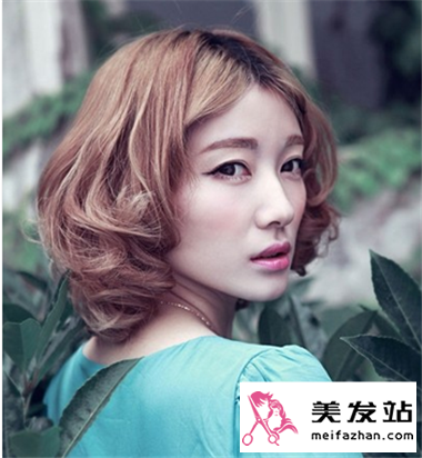 打造别致齐肩卷发 散发个人独特魅力