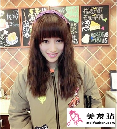 女生流行韩式蛋卷头发型 可爱烫发显小女人的美丽