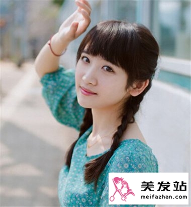 校园女生扎什么样的发型好看 双麻花辫扎发让你更加可爱