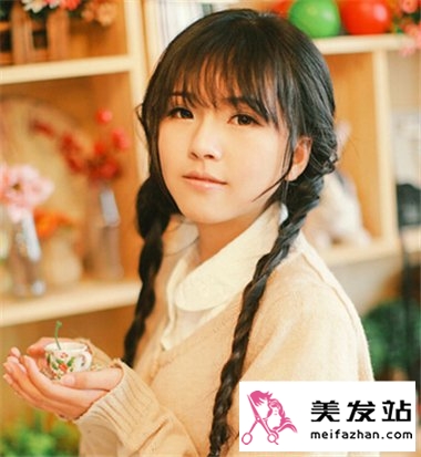 校园女生扎什么样的发型好看 双麻花辫扎发让你更加可爱