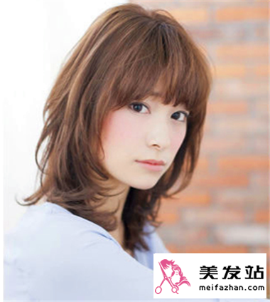 适合大脸女生的中长发 修颜发型打造完美脸型