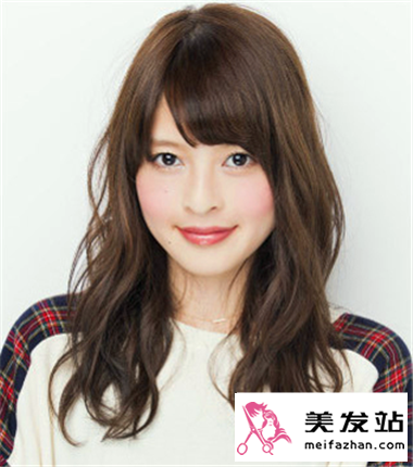 适合大脸女生的中长发 修颜发型打造完美脸型