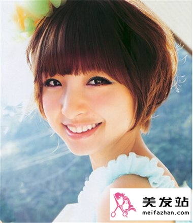 甜美的女生韩式齐刘海发型 时尚空气感更减龄可爱