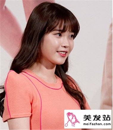 甜美的女生韩式齐刘海发型 时尚空气感更减龄可爱