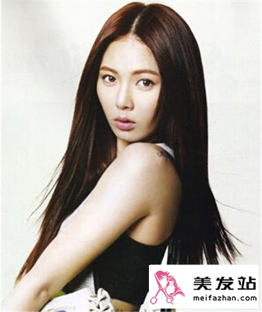 清新脱俗直发发型 塑造时尚甜美女神