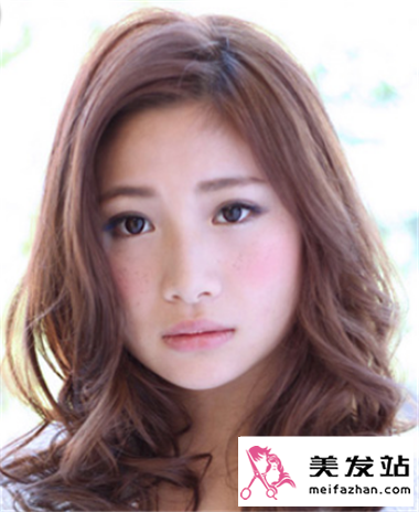 圆脸女生好看卷发发型 简约发型时尚大方