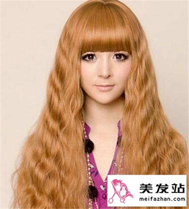 甜美长卷发女生 尽情演绎俏丽姿态
