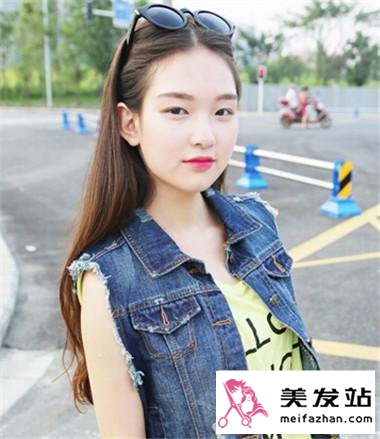 甜美长卷发女生 尽情演绎俏丽姿态