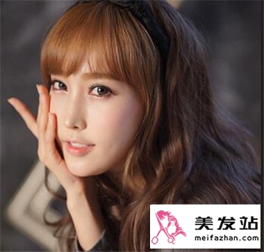 甜美长卷发女生 尽情演绎俏丽姿态