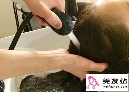 不要洗发水洗头发对头发有益吗 日本盛行的温水洗头方法