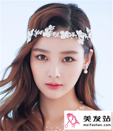 仙女梦幻的棕灰色大卷披发
