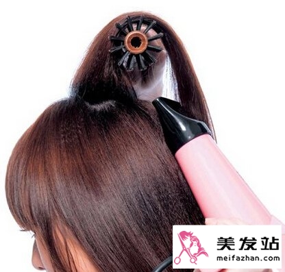 吹风机瓦数越大就能吹出完美发型吗？发型师教你正确使用吹风机方法