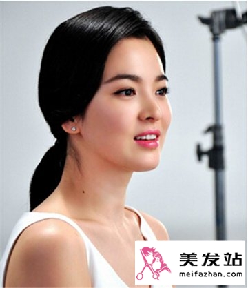 直发怎么扎好看 简单清晰马尾最甜美