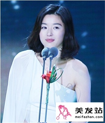 全智贤时尚齐肩短发发型 简单随性女人味十足