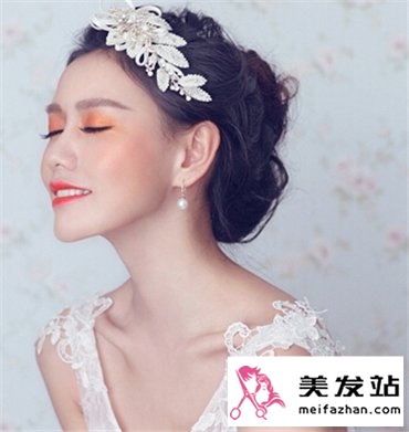 白色晚礼服新娘发型 浪漫高贵显气质