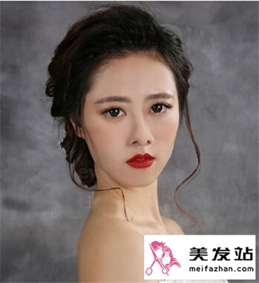 白色晚礼服新娘发型 浪漫高贵显气质
