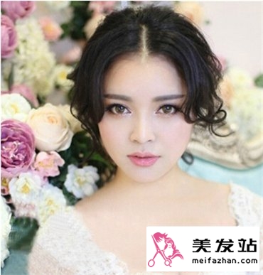 白色晚礼服新娘发型 浪漫高贵显气质