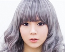 中长发女生流行烫发 展女生灵动时尚美