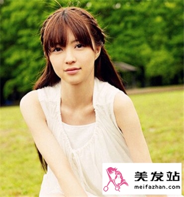 夏季女生披肩长发发型 直发还是卷发都给人清新