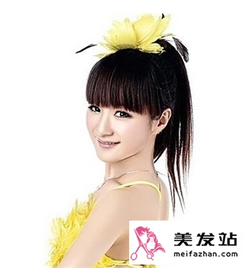 中长发女生流行马尾扎发 时尚发饰搭配更加完美