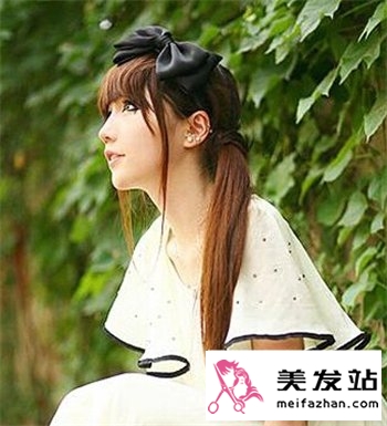 中长发女生流行马尾扎发 时尚发饰搭配更加完美