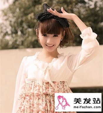 中长发女生流行马尾扎发 时尚发饰搭配更加完美