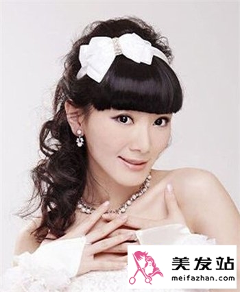 中长发女生流行马尾扎发 时尚发饰搭配更加完美