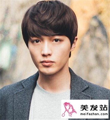 20岁左右男生流行什么发型 最时尚男士发型设计图片