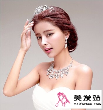 新娘发型如何配戴皇冠好看 高贵新娘发型打造女皇气场