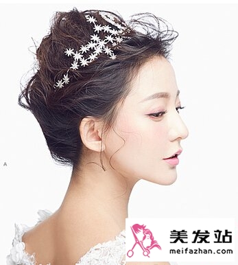 新娘发型如何配戴皇冠好看 高贵新娘发型打造女皇气场