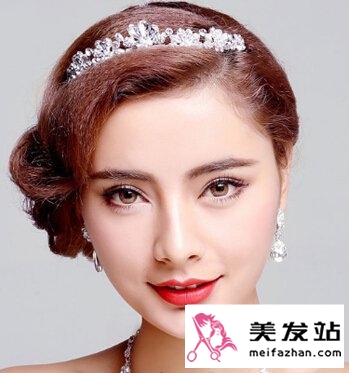 新娘发型如何配戴皇冠好看 高贵新娘发型打造女皇气场