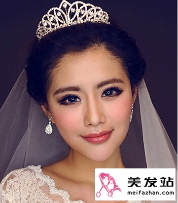 新娘发型如何配戴皇冠好看 高贵新娘发型打造女皇气场