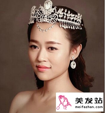 新娘发型如何配戴皇冠好看 高贵新娘发型打造女皇气场