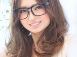 圆脸女生修颜中长烫发 减龄时尚最百搭