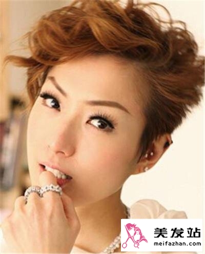 女生简单俏丽短发发型 靓丽时尚显干练气质