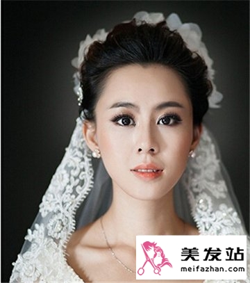 最美韩式无刘海盘发发型 露出额头展现满满幸福