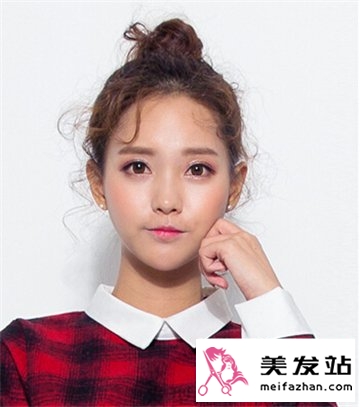 显萝莉可爱的韩式扎发 简单中也能拥有时尚美