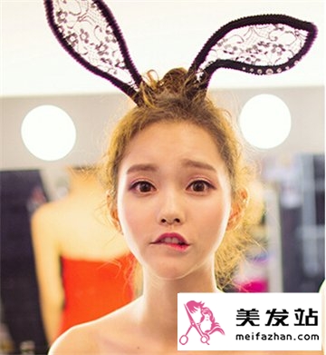 显萝莉可爱的韩式扎发 简单中也能拥有时尚美