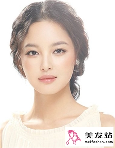 大脸女生怎么梳头发好看 简单时尚瘦脸扎发最修颜