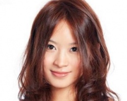 女生修颜卷发发型 打造时尚轻熟女魅力
