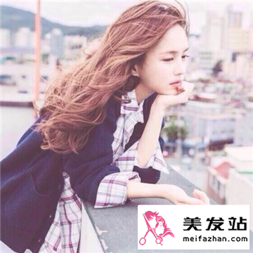 女生甜美可爱长卷发发型 做秀外慧中的最美女人