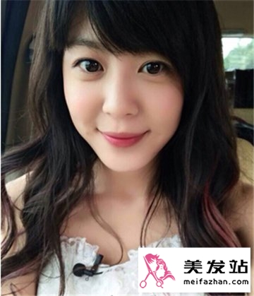 菱形脸中长发女生发型 时尚卷发修颜显气质