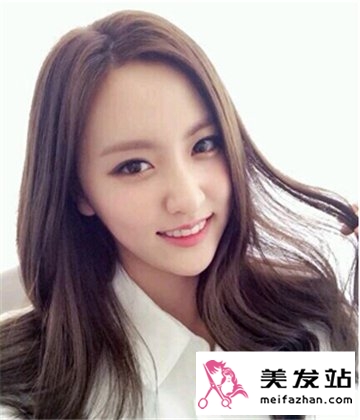 菱形脸中长发女生发型 时尚卷发修颜显气质
